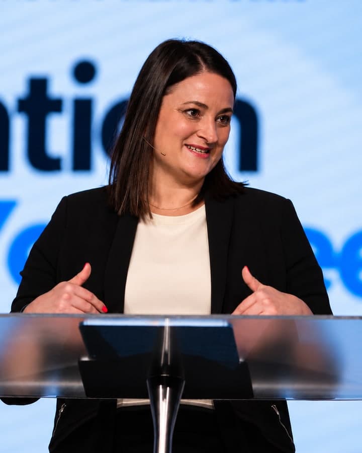 Ché speaking to an audience from a lectern